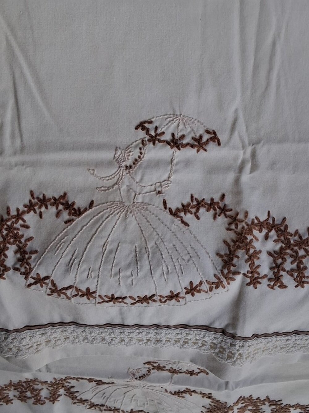 Vintage Hand‑Embroidered Southern Belle Pillowcase Set (4) Crochet Trim - Picture 2 of 11